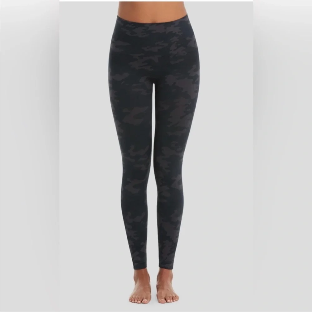 Spanx// Look at me now leggings black and gray camo size small